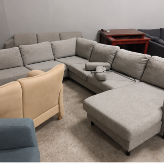 Grå u sofa